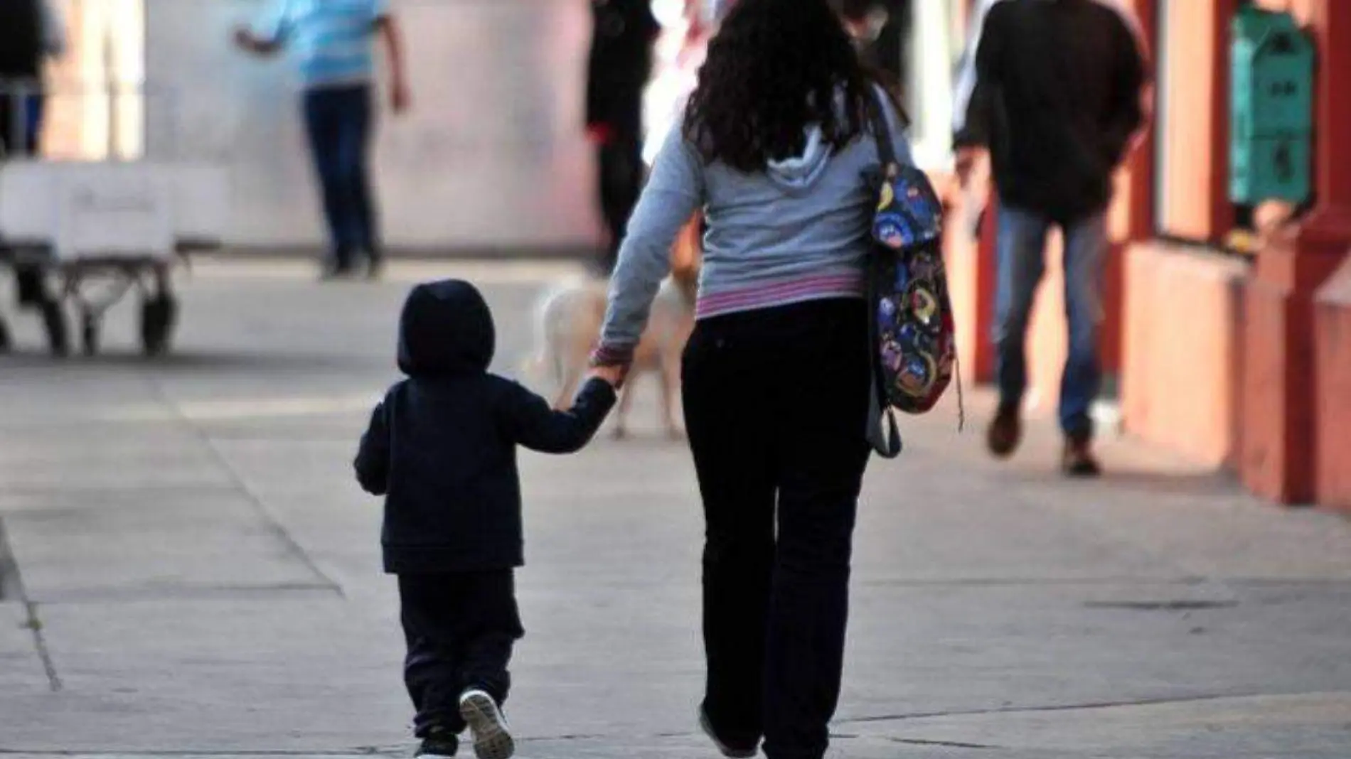 Madre e hijo rumbo a la escuela